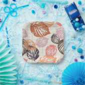 Assiettes En Carton Feuilles d'automne sur le beige. (Fête)