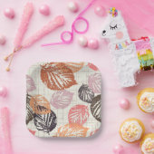 Assiettes En Carton Feuilles d'automne sur le beige. (Fête)