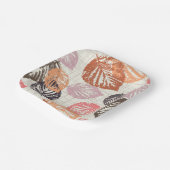 Assiettes En Carton Feuilles d'automne sur le beige. (Angulaire)