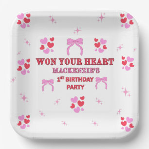 Assiettes En Carton FILLE 1er ANNIVERSAIRE 9x 9 CARRÉ COEURS ROUGES VI