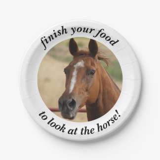 Assiettes En Carton Finissez votre nourriture pour regarder le cheval