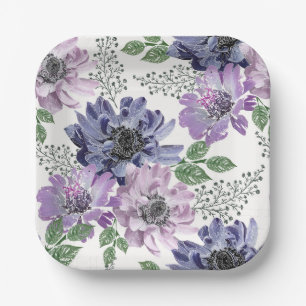 Assiettes En Carton Fleurs bleues et lilas sur fond blanc.