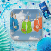 Assiettes En Carton Flip-Flops Sur Clothesline (Fête)