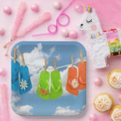 Assiettes En Carton Flip-Flops Sur Clothesline (Fête)