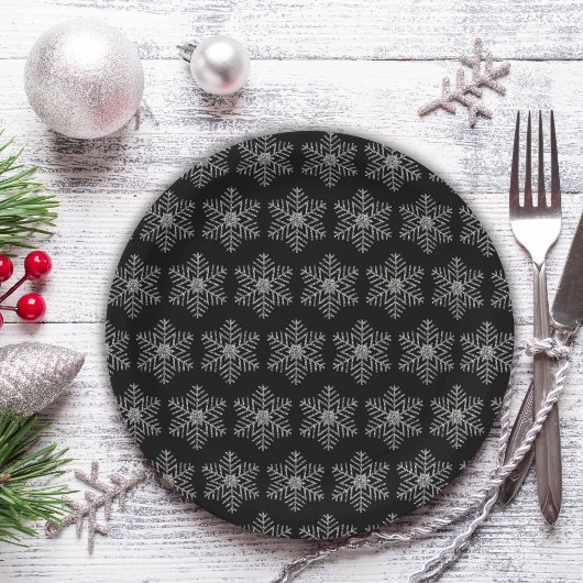 Assiettes En Carton Flocon de neige sur un Arrière - plan noir