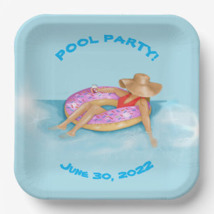 Assiettes En Carton Flottant dans la piscine dans le flotteur de Donut