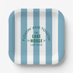 Assiettes En Carton Flottant et portant un toast au Lake House Blue St