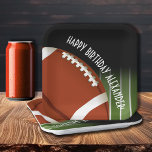 Assiettes En Carton Football Field Anniversaire<br><div class="desc">Les plaques personnalisables en papier de fête comprennent un football sur les lignes de terrain de football et votre personnalisation. CORRESPONDANCE d'objets dans notre collection.</div>