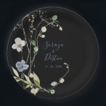 Assiettes En Carton Forêt sauvage Plaques en papier Mariage noir<br><div class="desc">Cette plaque en papier noir mariage à fleurs de forêt sauvage est parfaite pour une réception de mariage rustique. Ce design présente une aquarelle peinte à la main,  des fleurs de forêt sauvage blanches et bleues avec un feuillage vert dans un arrière - plan noir.</div>