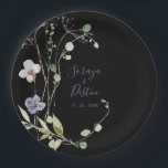 Assiettes En Carton Forêt sauvage Plaques en papier Mariage noir<br><div class="desc">Cette plaque en papier noir mariage à fleurs de forêt sauvage est parfaite pour une réception de mariage rustique. Ce design présente une aquarelle peinte à la main,  des fleurs de forêt sauvage blanches et bleues avec un feuillage vert dans un arrière - plan noir.</div>
