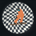 Assiettes En Carton Freeride Snowboardeur En Costume Orange À damiers<br><div class="desc">Illustration fantaisiste cool de snowboarders colorés,  snowboard descendant en montagne,  sur la neige fraîche en poudre. Snowboard et sport de plein air de Noël. Cadeaux de snowboard. Cadeaux de l'équipe de snowboard. Chèques rétro déformés à damiers snowboard.</div>