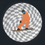 Assiettes En Carton Freeride Snowboardeur En Costume Orange À damiers<br><div class="desc">Illustration fantaisiste cool de snowboarders colorés,  snowboard descendant en montagne,  sur la neige fraîche en poudre. Snowboard et sport de plein air de Noël. Cadeaux de snowboard. Cadeaux de l'équipe de snowboard. Chèques rétro déformés à damiers snowboard.</div>