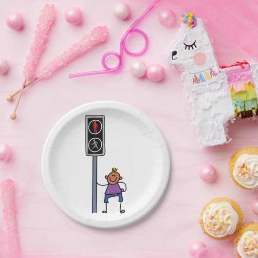 Assiettes En Carton Garçon au passage piéton avec le signal rouge Stop (Fête)