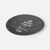 Assiettes En Carton Gardez Le Calme Et Le Joyeux Sur Chalkboard Drôle (Angle)