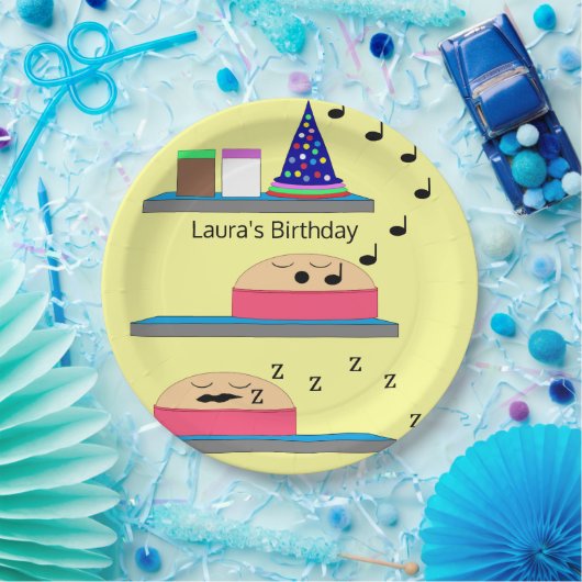 Assiettes En Carton Gâteaux d'anniversaire en attente d'être congelés (Fête)