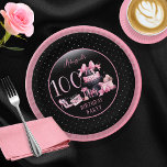 Assiettes En Carton Glam Pink Black Fashion 100e fête d'anniversaire<br><div class="desc">Le design glamour du 100e anniversaire,  d'inspiration française,  rose et noir,  est composé d'un gâteau casquette,  de stilettos roses et d'un sac de maquillage parmi divers cadeaux d'anniversaire inouverts et de succulents cupcakes. Parfait pour célébrer des anniversaires. L'âge est créé dans une fon inédite fausse parties scintillant rose</div>