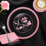 Assiettes En Carton Glam Pink Black Fashion 80th Birthday Party<br><div class="desc">Glamour français d'inspiration couture,  rose et noir "80" 80e anniversaire conception avec un gâteau boîte casquette,  stilettos roses et un sac de maquillage parmi divers cadeaux d'anniversaire non ouvert et de luscious cupcakes. Parfait pour célébrer des anniversaires. Age est créé dans une police de parties scintillant fausse rose inmodifiable.</div>