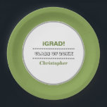 Assiettes En Carton Grad. Fête de graduation personnalisée<br><div class="desc">Grad. Plaques papier de la Partie de Graduation avec nom,  année et texte personnalisés. Offres d'inscription à la catégorie Graduation de notre magasin. Offres d'inscription à la catégorie Graduation Party,  Favoris à la catégorie Graduation.</div>