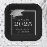 Assiettes En Carton Graduation 2025 Black Faux Metallic Silver<br><div class="desc">Elégante couleur personnalisée CLASSE DE 2025 plaques de papier de la fête de graduation avec FÉLICITATIONS et le nom de votre diplômé accentué avec un faux film d'argent métallique 2025 et casquette de graduation ou mortier dans votre choix de couleur arrière - plan (montré en noir) vous pouvez changer à...</div>