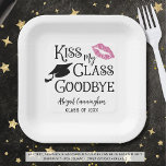 Assiettes En Carton Graduation Funny KISS MON CLASSE GOODBYE Nom<br><div class="desc">Fête de remise de diplômes ou plaques de papier maison avec le dicton KISS MY CLASS GOODBYE dans un design de typographie moderne accentué d'un capuchon de graduation et des lèvres - le tout dans votre choix de couleurs ou de combinaisons de couleurs - avec nom et année ou autre...</div>