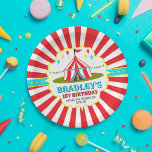 Assiettes En Carton Grand Top Carnaval de cirque 1er anniversaire<br><div class="desc">Célébrez dans le style avec ces assiettes de papier 1er anniversaire amusantes et branchées. Le design est facile à personnaliser avec votre propre libellé et votre famille et vos amis seront ravis de voir ces fabuleuses assiettes de fête.</div>