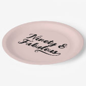 Assiettes En Carton Gras Brush Script 90 & Fabulous Blush (Angle)