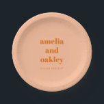 Assiettes En Carton Gras Minimaliste Pêche Orange Retro Mariage person<br><div class="desc">Fêtez dans le style avec ces plaques de papier mariage personnalisées! Présentant un design moderne et minimaliste dans une douce Peach Orange à la typographie blanche, ces assiettes ajoutent une touche chic et coordonnée à votre réception de mariage, douche nuptiale ou fête de fiançailles. Customisés des noms du couple et...</div>