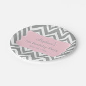 Assiettes En Carton Gris, blanc et pastel Pink Chevron Anniversaire (Angle)