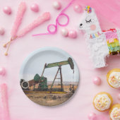 Assiettes En Carton Grosse valise verte dans un champ pétrolier (Fête)