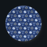Assiettes En Carton Hanoukka Blue Menorah Dreidel Motif Chanukah<br><div class="desc">Belles assiettes de fête Hanoukka en bleu avec un motif cool de la star du judaïsme,  rêvez pour les jeux de Chanukah amusants,  et la menorah juive pour les vacances.</div>