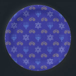 Assiettes En Carton Hanoukka Gold Dreidel Star de David Menorah<br><div class="desc">Ajoutez une touche d'élégance à vos festivités Hanoukka avec nos étonnantes assiettes en papier ! Ces plaques en papier Hanoukka présentent un design éblouissant avec un Dreidel or, l'Etoile de David, et Menorah contre un arrière - plan bleu éclatant. Ils sont parfaits pour servir vos délicieuses gâteries et repas de...</div>