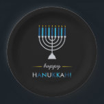 Assiettes En Carton Hanoukka heureux moderne Menorah argenté sur le<br><div class="desc">Ces plaques à papier modernes et élégantes de Hanoukka comportent un Menorah argenté avec des bougies de bleu et de turquoise et des flammes d'or jaune,  sur un arrière - plan noir.</div>