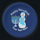Assiettes En Carton Hanoukka Jewish Snowman Et Blue Menorah Party<br><div class="desc">Ce bonhomme de neige Hanoukka souriant avec son foulard Star Of David en bleu vif est prêt à apporter la joie à votre fête Hanoukka. Les plaques de papier sur mesure font le nettoyage d'une brise. Des rayures bleu foncé et une Menorah bleue lancent votre texte personnalisé pour une table...</div>