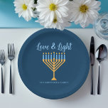 Assiettes En Carton Hanoukka Love & Light Custom Menorah Blue Party<br><div class="desc">Cute table personnalisée Love and Light Hanoukka plaque en papier pour un dîner de famille juive ou une fête Chanukah avec une synagogue. Personnalisez ce joli décor avec votre nom de famille ou informations de groupe en bleu sous la jolie menorah or.</div>