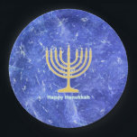 Assiettes En Carton Hanoukka Snowstorm Menorah<br><div class="desc">Pour votre parti Chanukkah. Une menorah Hanoukka et "Happy Hanoukka" en or brillant,  en bleu et blanc,  superposées sur une image fractale bleue et blanche qui rappelle les flocons de neige dans une tempête. Chag Sameach !</div>