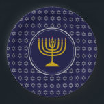 Assiettes En Carton HANOUKKA Star of David Menorah Blue Silver<br><div class="desc">Célébrez votre foi haut et fort pendant la saison HANOUKKA avec cette élégante assiette de fête bleue et gris argent. Le design montre une menorah dorée au centre, dressée contre une étoile gris argenté de David motif avec un arrière - plan bleu minuit.Cette assiette convient à tout événement à thème...</div>
