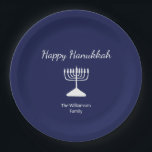 Assiettes En Carton Happy Hanoukka Simple Menorah Blue<br><div class="desc">Happy Hanoukka Blue Holiday plaque papier de fête,  avec une simple menorah blanche et la typographie de script. Avec des lettres personnalisables en blanc,  vous pouvez ajouter vos propres informations. Une façon festive de célébrer avec des amis et des proches.</div>