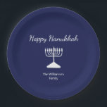Assiettes En Carton Happy Hanoukka Simple Menorah Blue<br><div class="desc">Happy Hanoukka Blue Holiday plaque papier de fête,  avec une simple menorah blanche et la typographie de script. Avec des lettres personnalisables en blanc,  vous pouvez ajouter vos propres informations. Une façon festive de célébrer avec des amis et des proches.</div>