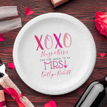 Assiettes En Carton Hugs & Kisses (XOXO) Fête des mariées de la Saint<br><div class="desc">Célébrez dans le style avec ces douches nuptiales modernes et très tendance ou plaques en papier mariage. Ce design est facile à personnaliser avec votre libellé d'événement spécial et vos invités seront ravis quand ils verront ces fabuleuses assiettes. Les éléments correspondants se trouvent dans la collection.</div>