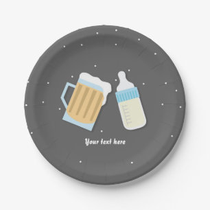 Assiettes En Carton Il y a un bébé brassant des mugs de bière gris Bab