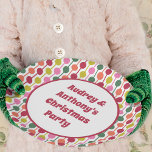 Assiettes En Carton Impression géométrique rétro 1970 Noël à motifs<br><div class="desc">Ajoutez votre propre message personnalisé à ces plaques en papier qui sont parfaites pour toutes vos fêtes de vacances. Elles présentent une motif géométrique de style rétro dans les années 1970 aux couleurs de Noël rouge, vert foncé, vert citron, rose et orange. Votre texte est en caractères rouges gras au...</div>