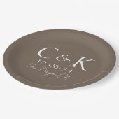 Assiettes En Carton Initiales Monogrammes sur Shitake Mariage Brown (Angle)