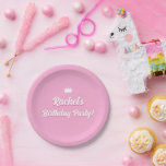 Assiettes En Carton Invitation de poupée rose chaud, Fashion Doll Part<br><div class="desc">Faites de votre fête d'anniversaire de poupée rose un événement spécial grâce à nos Plaques papier Fashion Doll Party ! Ces assiettes mignonnes et élégantes présentent un design rétro de poupées et des couleurs roses vibrantes, parfaites pour une célébration féminine. Que vous soyez en train de servir des gâteaux, des...</div>