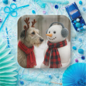 Assiettes En Carton Irish Wolfhound Gazing at a Cute Snowman (Fête)