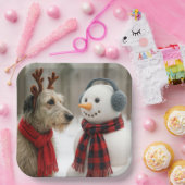 Assiettes En Carton Irish Wolfhound Gazing at a Cute Snowman (Fête)