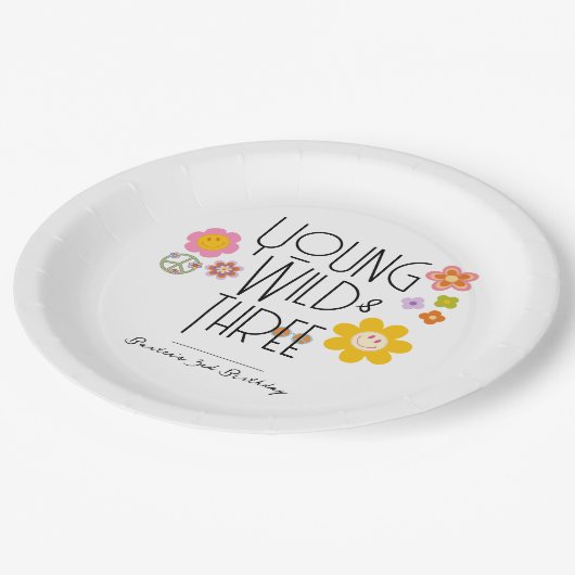 Assiettes En Carton Jeune, sauvage et trois | Plaques d'anniversaire e (Angle)