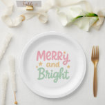 Assiettes En Carton Joli Noël moderne coloré<br><div class="desc">Plaques de papier moderne de Noël avec un design mignon et amusant avec "Joyeux et brillant" dans joyeux rose pastel et vert décontracté lettrage.</div>
