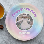 Assiettes En Carton Joli Pastel Rainbow Sparkle Anniversaire de enfant<br><div class="desc">Célébrez l'anniversaire de votre petite fille avec ces jolies assiettes de fête en arc-en-ciel pastel qui présentent de belles lettres violettes et la photo personnalisée de votre enfant. Cet invitation magique illustre l'enchantement de l'enfance. Ajoutez la photo de votre enfant pour une touche personnelle à ce joli décor fantaisiste de...</div>