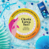 Assiettes En Carton Jolie fille d'anniversaire rose dauphin dans le so (Fête)