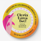 Assiettes En Carton Jolie fille d'anniversaire rose dauphin dans le so (Devant)